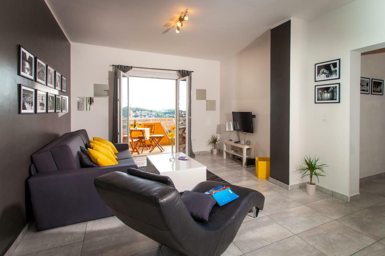 Two Bedroom Apartment With A Sea View & A Balcony Дубровник Екстериор снимка
